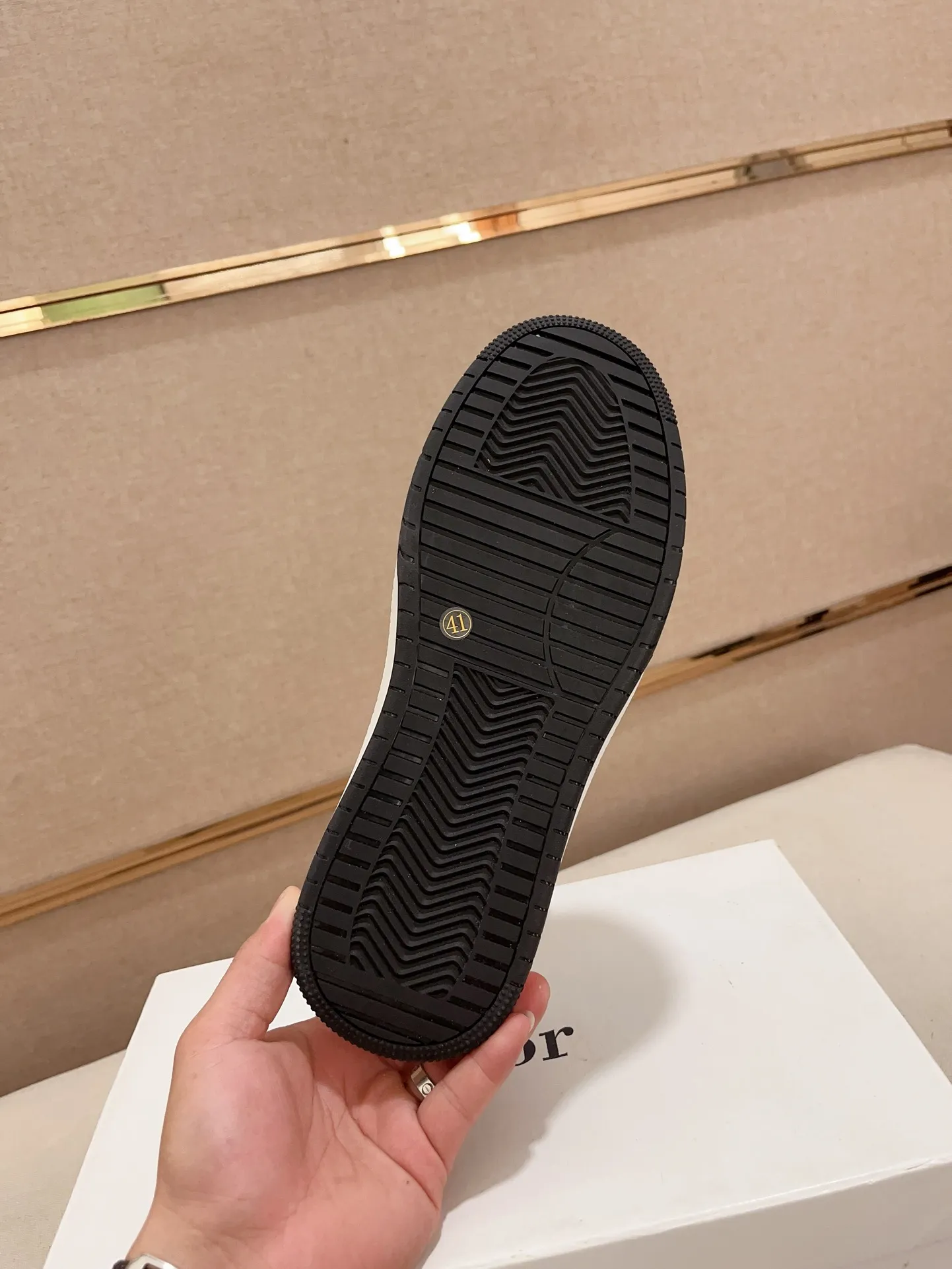 Men's shoes💰 420💰🇮🇹🇮🇹Dior d The new high-tops are on sale at the same time at the counter. The uppers are 🇮🇹 Italian imported first-layer cowhide, and the fully imported sheepskin lining is 💪💪. It is a complete 1⃣️ to 1⃣️ replica 🇮🇹💪💪. ⚠Sole: The original sole is specially provided by the original factory. The exclusive movable molded sole is super comfortable. ⚠Original factory follow-up goods, 🔍🔍high quality, you can enter and exit the counter at will, welcome to compare⚠. Code number:38-44